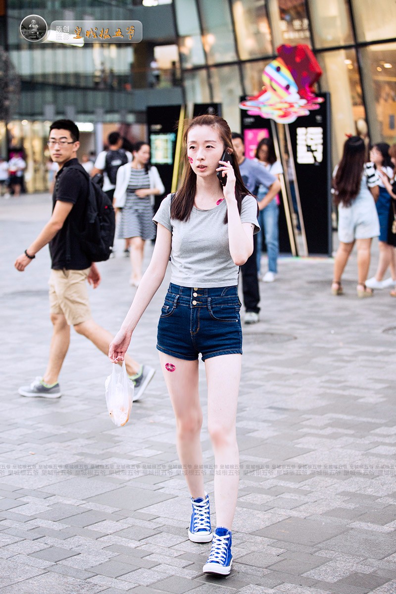 街拍：时髦美女穿搭视觉效果分外惹眼令人心动