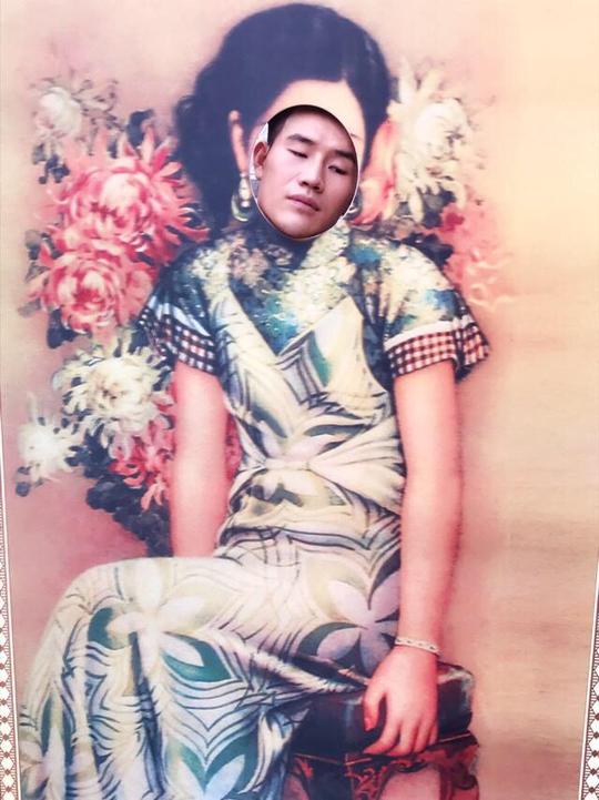 从嘎子哥娇妻照片的背景看来就知道嘎子哥这是又要拍一部抗日神剧