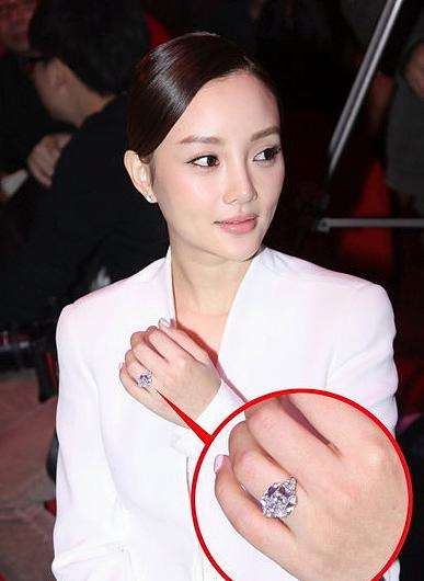 这些年结婚的女明星们晒过的钻戒,两位天王有点小气