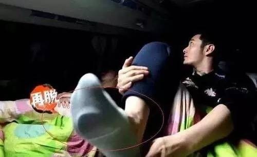 没想到最近黄晓明又被网友扒出,身高180的教主居然也在鞋子里垫增高