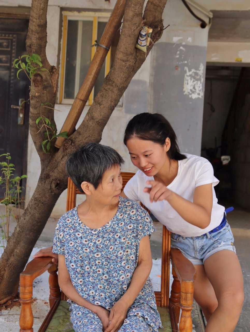 母女两人一直相依为命,90后女大学生带着妈妈上大学