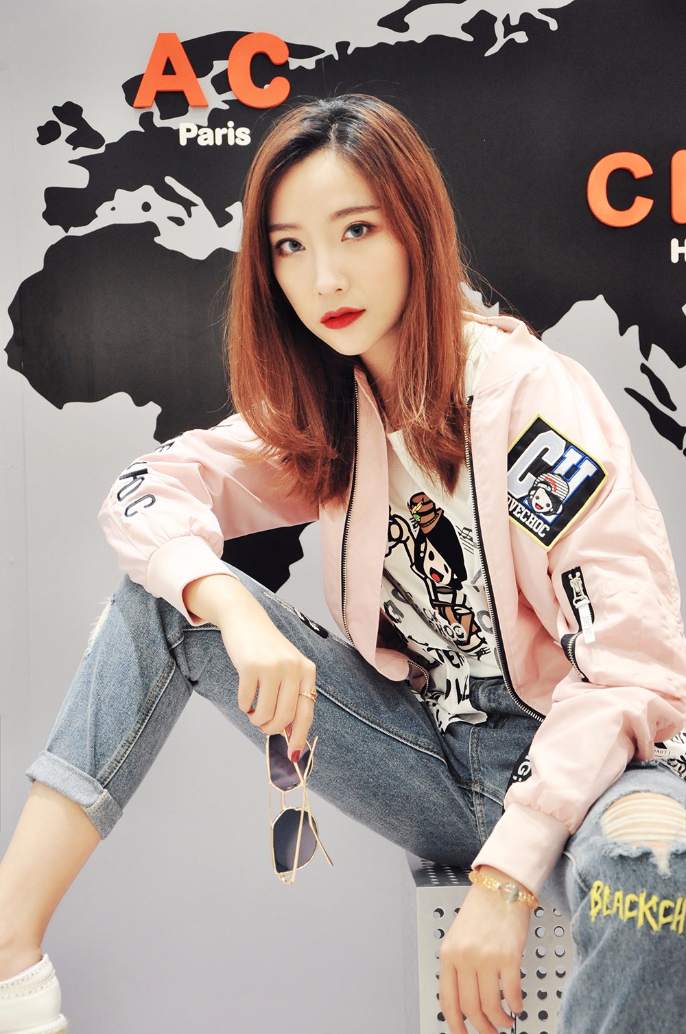 嘻哈美女时尚街拍全身潮牌行头演绎重庆街头时尚