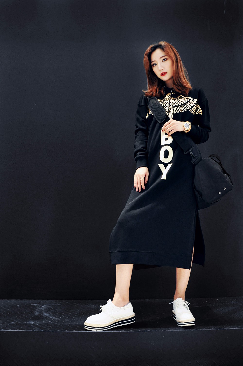 嘻哈美女时尚街拍全身潮牌行头演绎重庆街头时尚