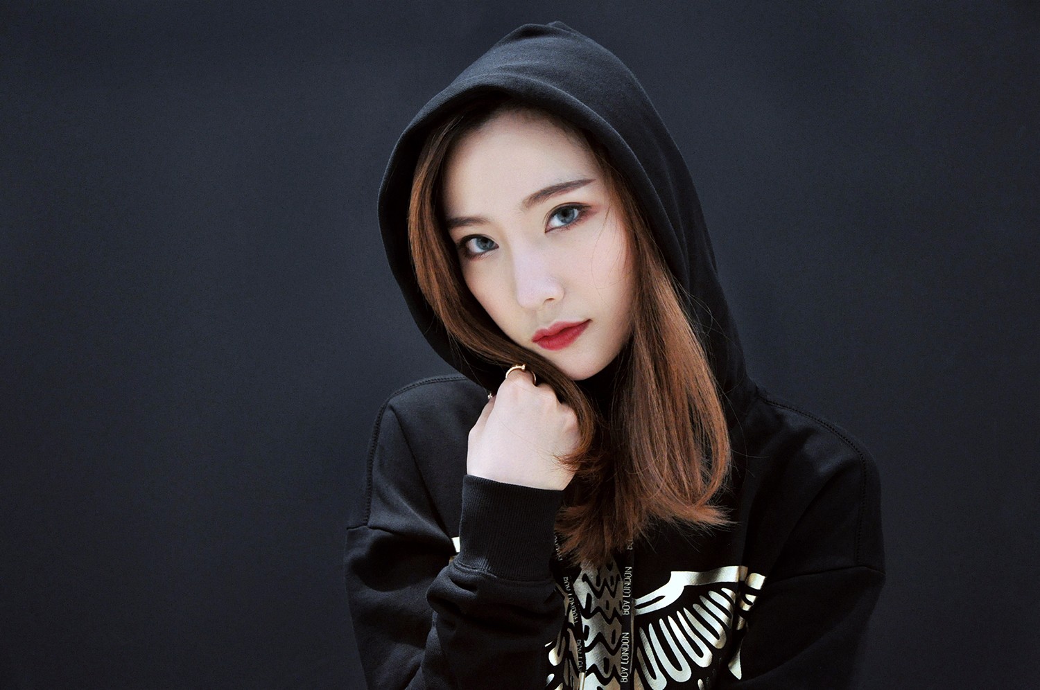 嘻哈美女时尚街拍全身潮牌行头演绎重庆街头时尚