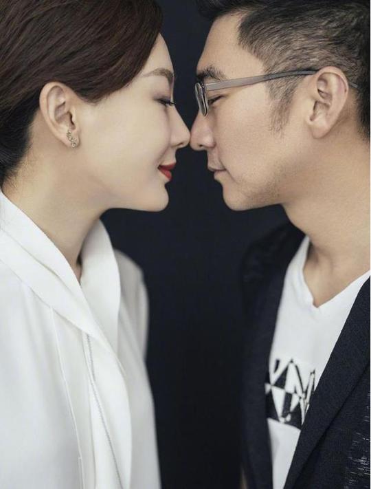 陈数在微博晒与老公恩爱合照,画面温馨和幸福