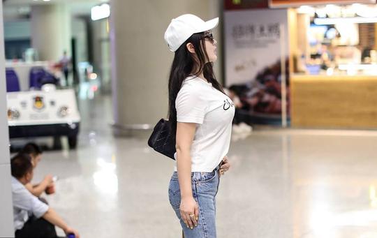 邹市明老婆冉莹颖机场秀,挺胸拍摆,上围暴涨到变形