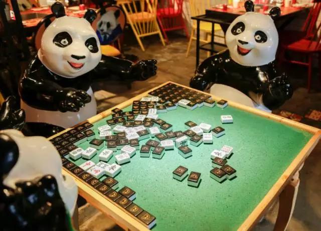 就无法自拔的被吸引进来了一看到门口有熊猫吃串串和熊猫打麻将撸串