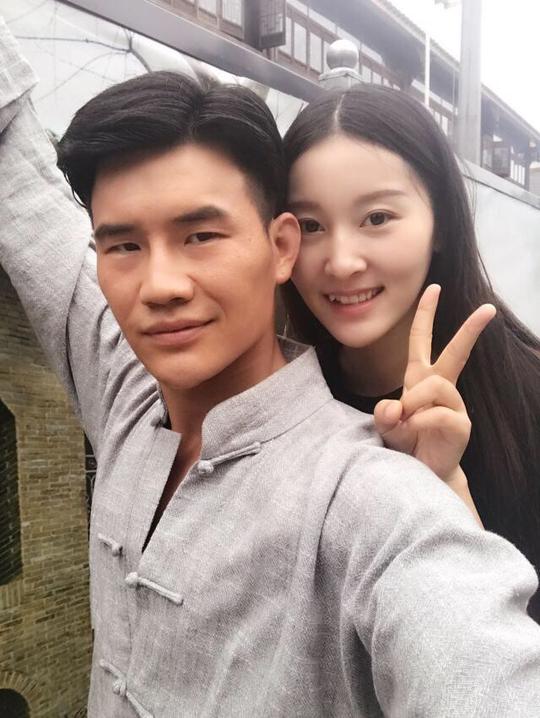 恶搞照从嘎子哥娇妻照片的背景看来就知道嘎子哥这是又要拍一部战争神