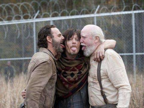 《行尸走肉》十个有趣幕后剧照,哪一张让你最暖心?