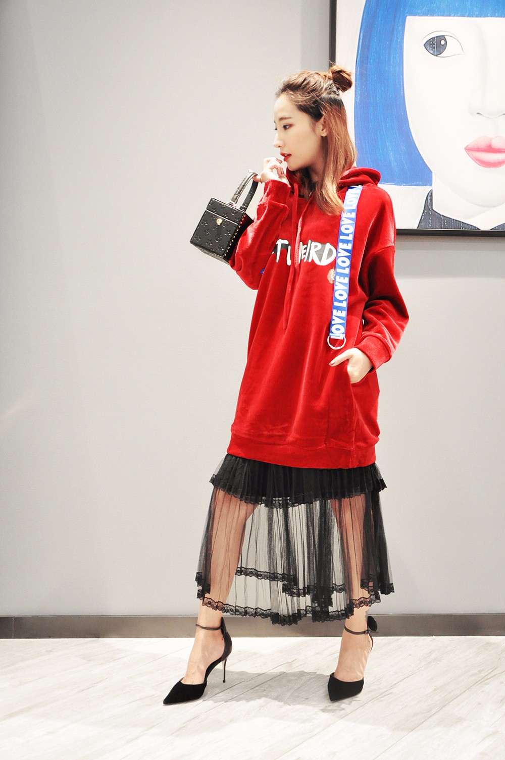 嘻哈美女时尚街拍全身潮牌行头演绎重庆街头时尚