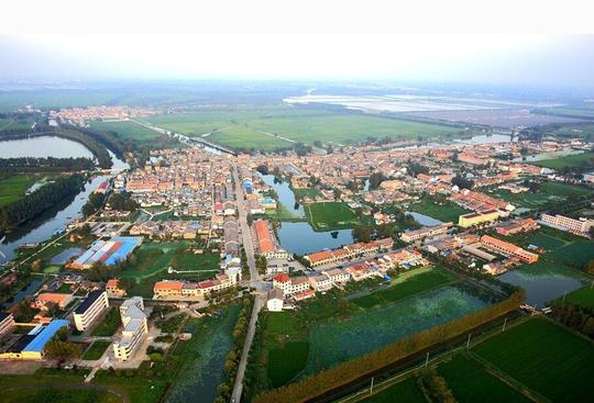 "鹅村"位于宝应县射阳湖镇,这个村因天鹅飞落过而得名.