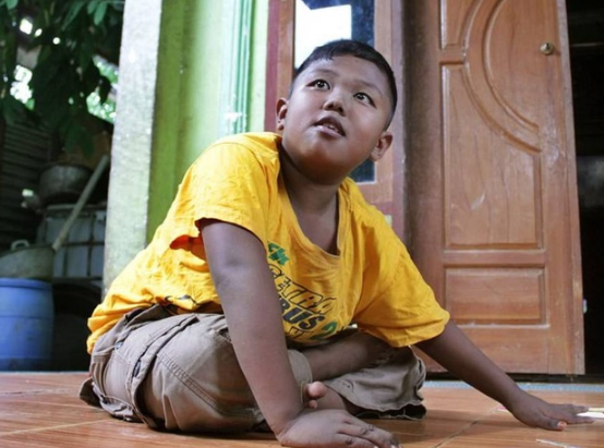 2岁幼儿染上烟瘾,一天两包烟,8岁变成这样!