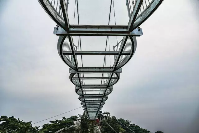 龟蒙山玻璃桥图片