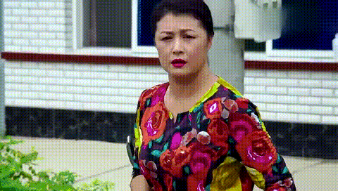 而谢大脚的扮演者,月仙,从《乡村爱情》第一部到现在变化不大,算是