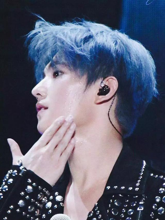 杨洋头发染黑了有点可惜,生日会的灰蓝发色惊艳了