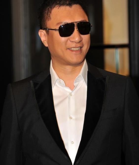 两位黑道大哥孙红雷140万豪车他身价10亿坐桑塔纳