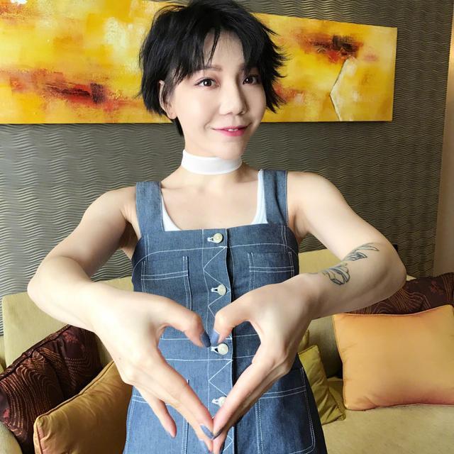 吴莫愁扎小辫,戴金链,嘴上纹身太扎眼!