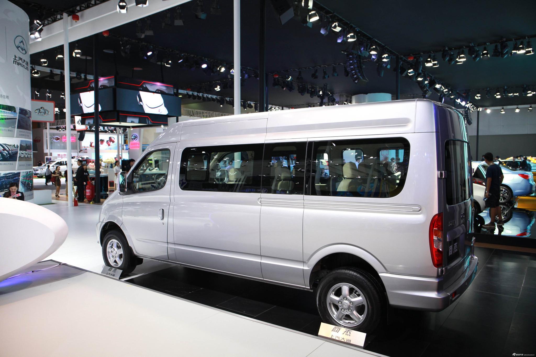 不管是繁华的都市,还是边缘的小乡镇,我们总能看到轻客的身影,它们