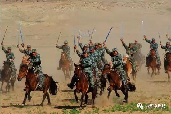 造型夸张的波斯弯刀为何能引领世界各国骑兵军刀设计|弯刀|波斯|骑兵_新浪新闻