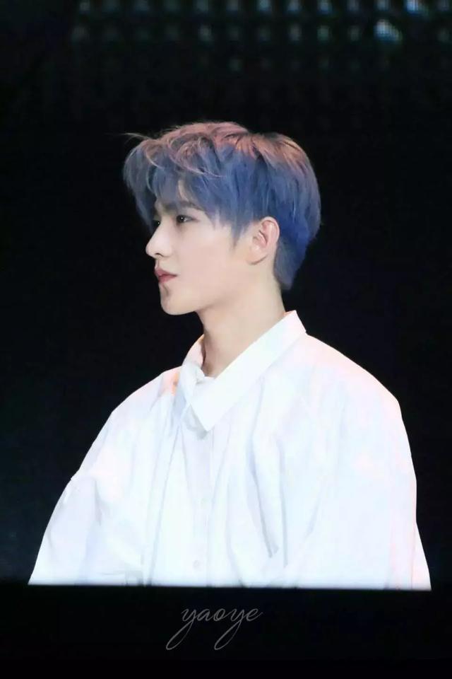 杨洋头发染黑了有点可惜生日会的灰蓝发色惊艳了