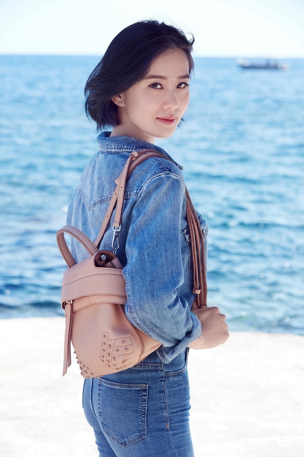刘诗诗度假也不忘街拍,一身牛仔装超美,不愧是典雅气质女神