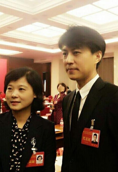 靳东二度当爸后首在公开场合露面 和众多代表合影