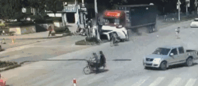 最危险的5种撞车，买再安全的车一样撞成渣！