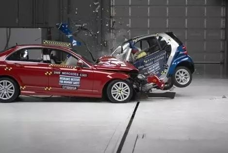 最危险的5种撞车，买再安全的车一样撞成渣！