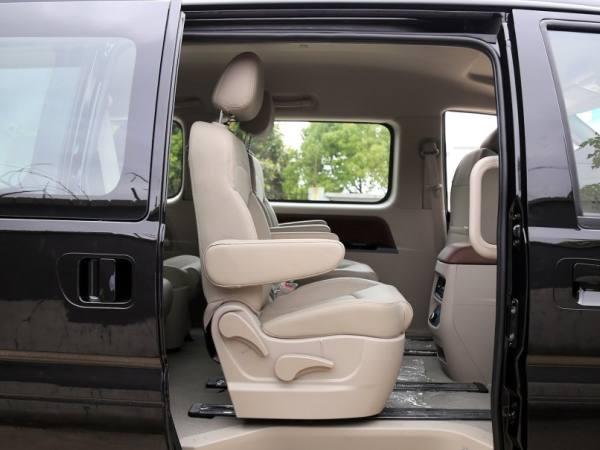 宝骏730压力倍增，这款7座 配上5天窗，头等舱平民价