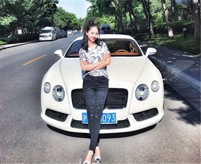 半个娱乐圈都嫌弃她,还自曝被周杰伦追,今身价过亿开豪车!