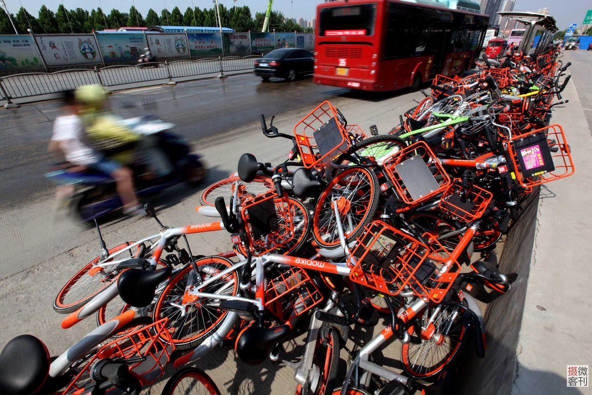 共享单车扎堆慢车道 环卫大姐愤怒