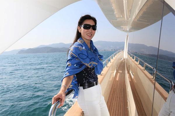 而且林宁的穿衣品位是非常的高,身穿白底红花连衣裙,脚上穿着米色高跟