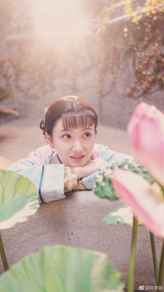 《那年花开》周莹的贴身丫鬟春杏,现代装居然这么美