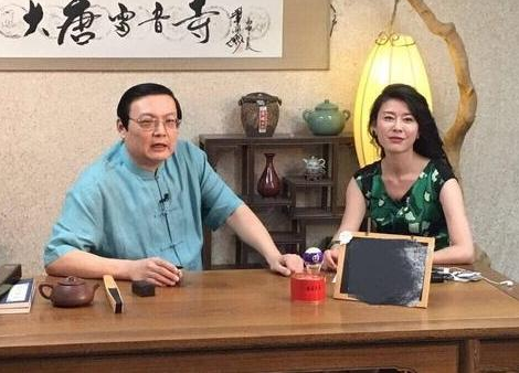 45岁老梁和妻子近照 老梁称:绝对百分百不要孩子!