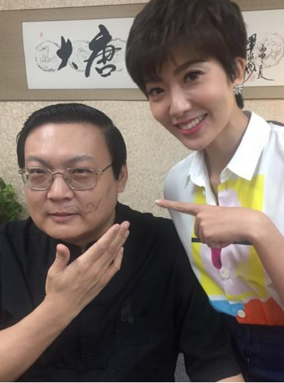 图为老梁和节目的另一位女主持紫檀.