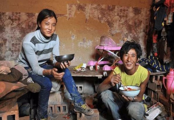 农村小夫妻工地搬砖月收入过万元,老婆漂亮网友表示羡慕不已