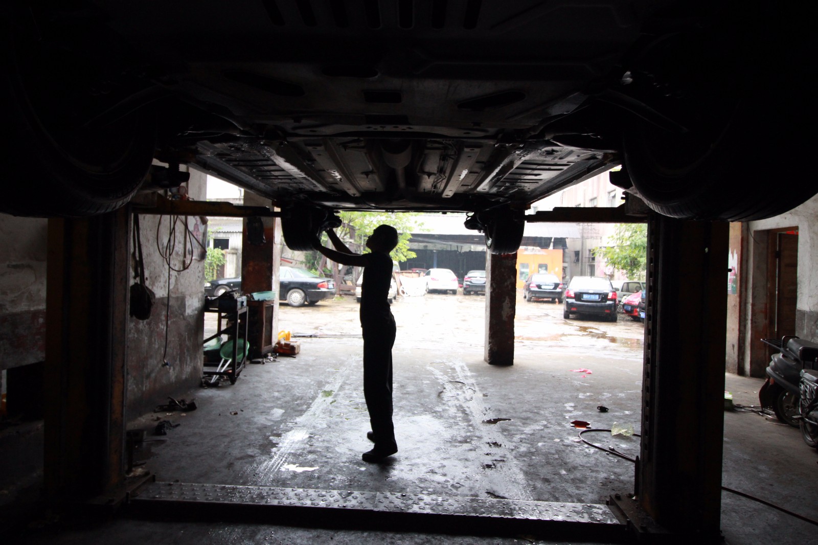 17岁农村小伙进城学修车 最大愿望就是自己开修理厂_新浪看点