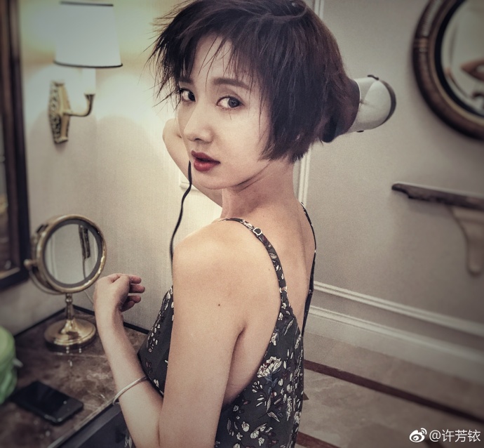 《那年花开》周莹的贴身丫鬟春杏,现代装居然这么美