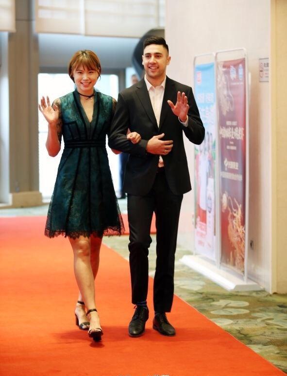 而在中国女排夺得冠军的时候,曾春蕾在日本发了条微博,直言在日本升