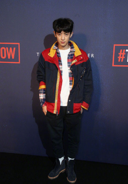 朴灿烈校园风现身秀场,我想说:把我爱豆的腿还给他