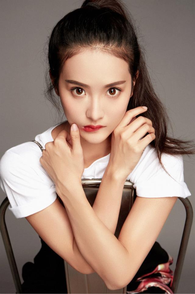 胡歌,江疏影主演的青春励志剧《旋风十一人》,饰演了啦啦队队长何心言