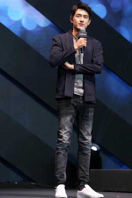 林更新休闲风参加代言，男神属性又增加，斩获九亿少女的梦