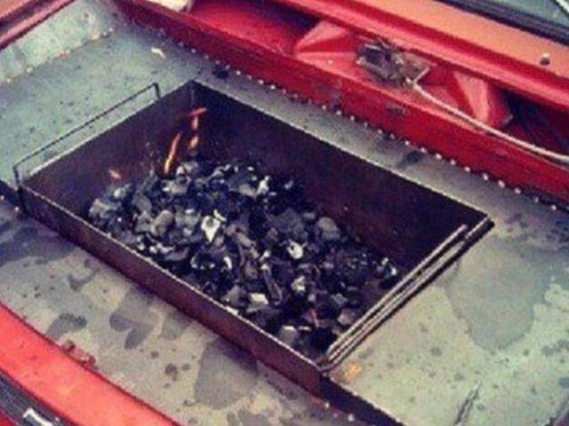 这车掀开引擎盖，10分钟居然烤熟11根香肠，比亚迪唐也自叹不如