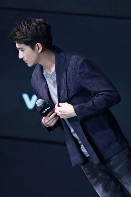 林更新休闲风参加代言，男神属性又增加，斩获九亿少女的梦