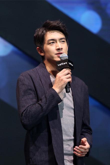 林更新休闲风参加代言，男神属性又增加，斩获九亿少女的梦