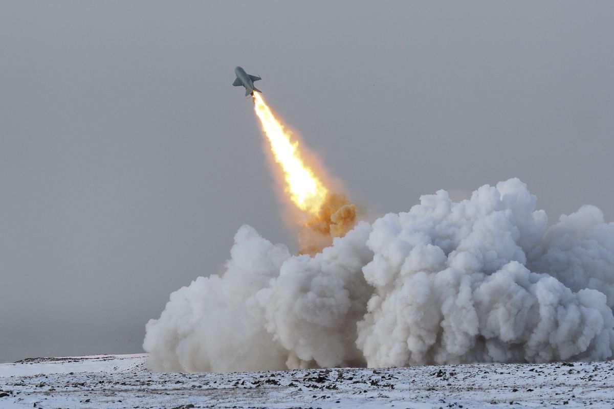 俄军北极部队首次发威极地型铠甲近防炮猛射岸舰导弹精准攻击