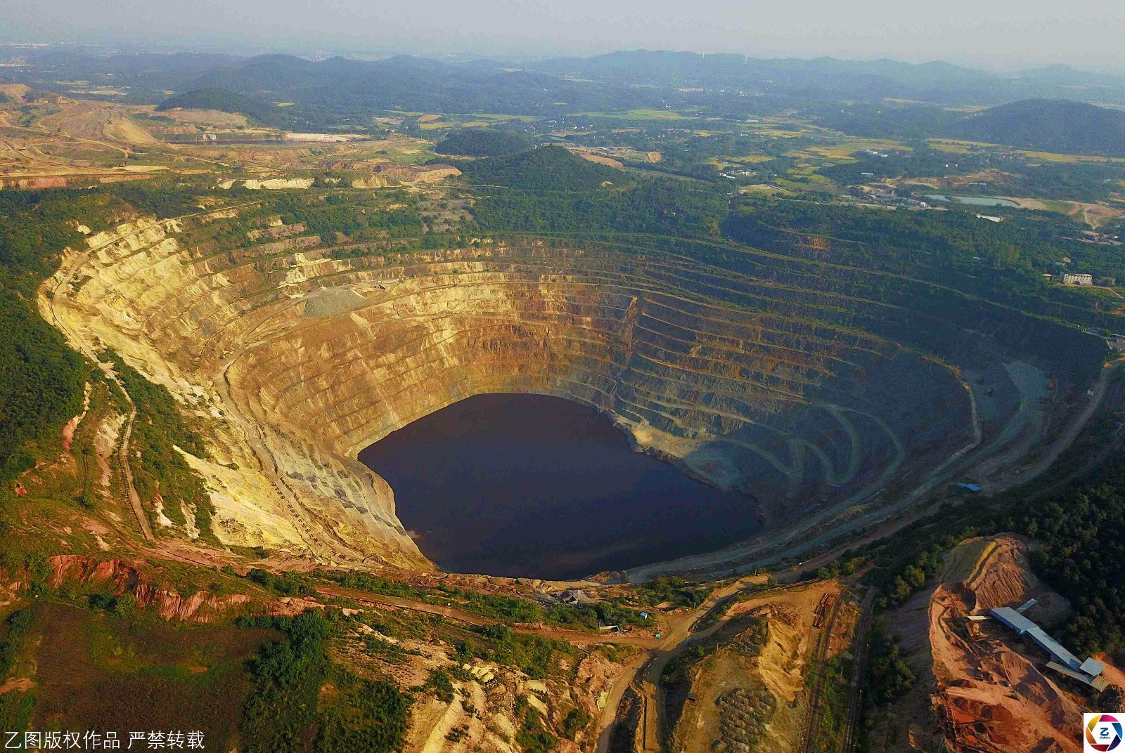 俯瞰百年铁矿矿坑 犹如巨人脚印 场面壮观震撼