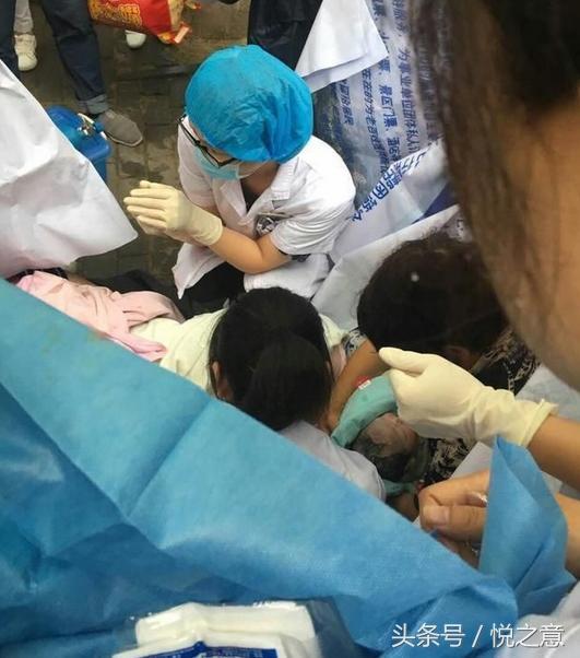 孕妇雨中路边产子,网友给宝宝取的名字五花八门,泪都被笑出来了