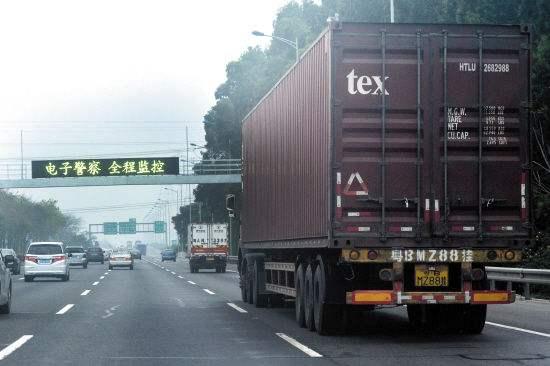 关键时刻能救你一命，开车遇到强侧风，就该这么做