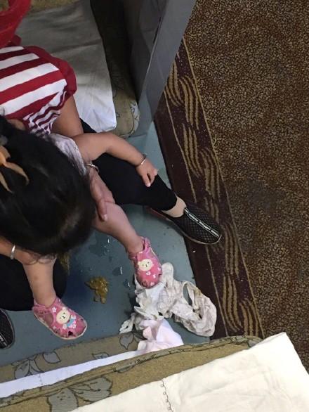 火车上遇到一大妈带着孙女,在卧铺隔间里拉屎,满车厢屎味